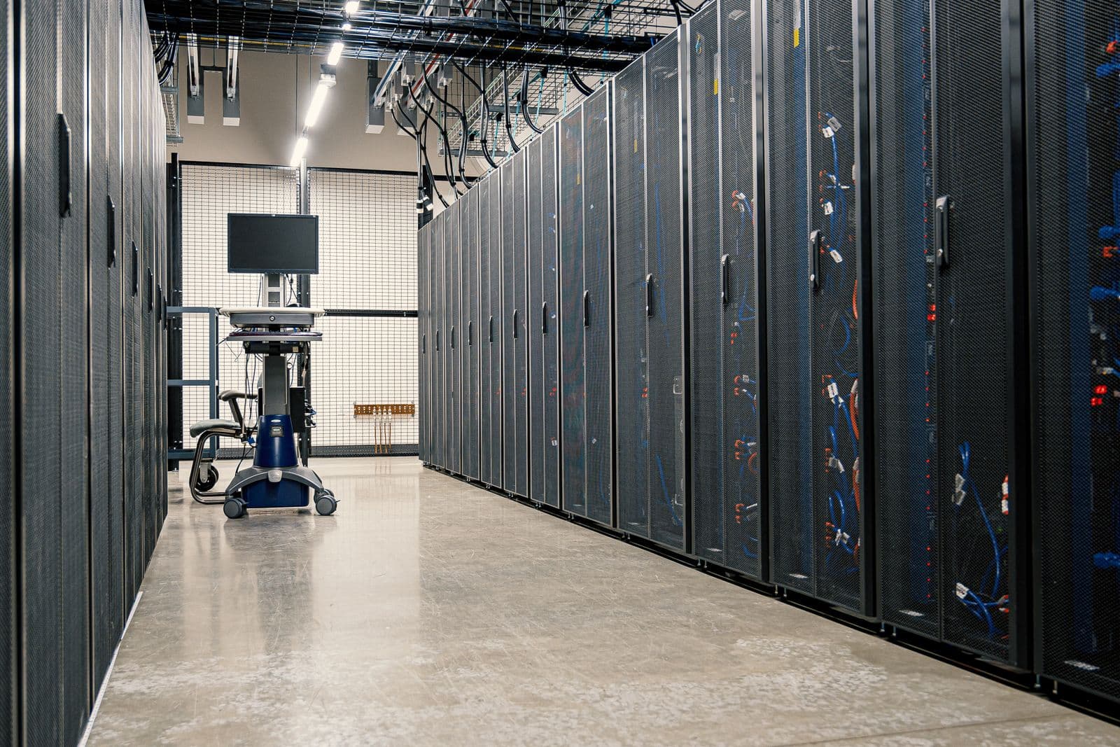 Allée de baies de serveurs dans une salle informatique